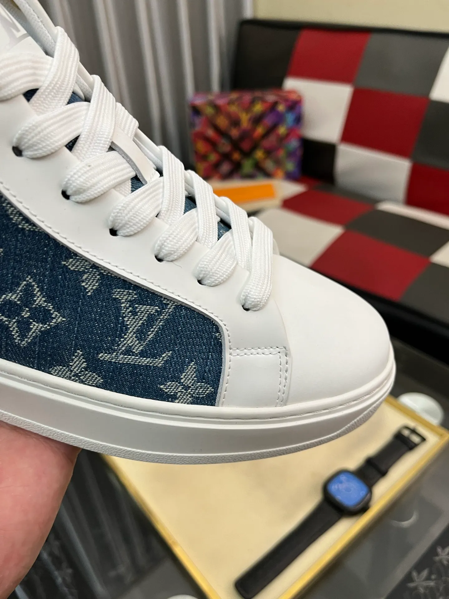 Men's shoes 💰: 560⌚️⌚️ Louis vuitton/LV Louis Vuitton 》Original quality.~ Unique modern style sneakers. 🏃A must-have casual shoe for trendy men😍😍 Original brand imported from Italy, imported original leather, sheep lining (refuses to discolor and grind feet) Sole: Original sole provided by the original factory, French lazy style design ⚠️Fit to the feet, original quality, super comfortable original sole. Code number: 38-444⃣️Color optional